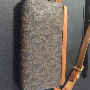 Micheal Kors Signature Fanny Pack